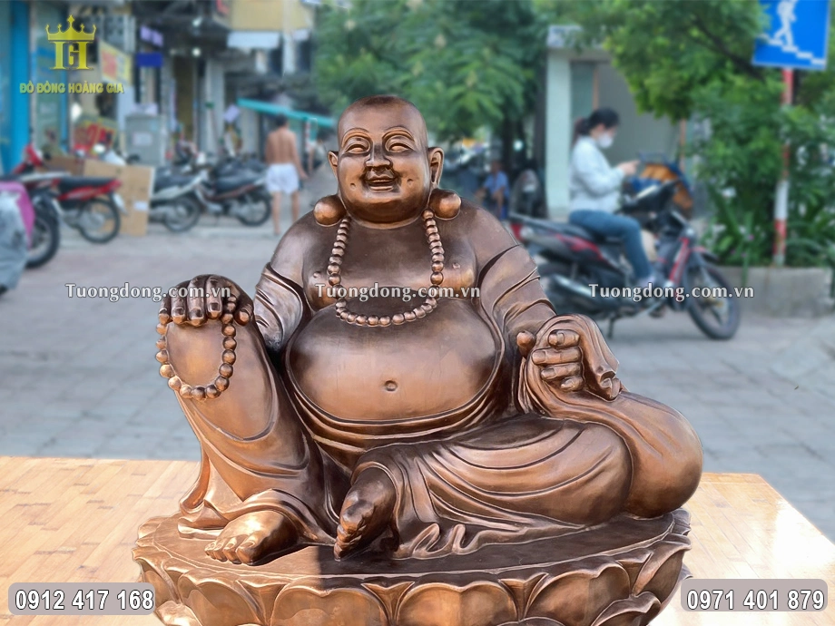 Thân hình tròn đầy, phúc hậu của Ngài được chạm khắc sắc nét